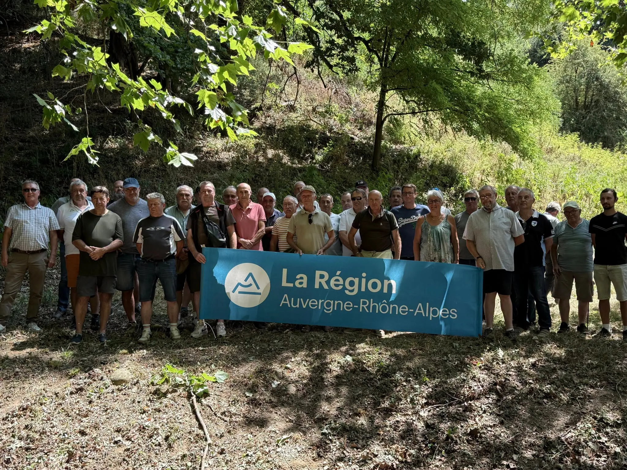 Photo de groupe des chasseurs de Haute-Loire (24 ACCA) et de la Drôme en visite en Isère le 23 juillet 2026, banderole Région Auvergne-Rhône-Alpes — photo Fédération Départementale des Chasseurs de l'Isère